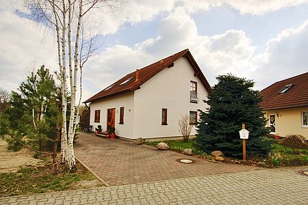 Einfamilienhaus mit frischer, weißer Fassade