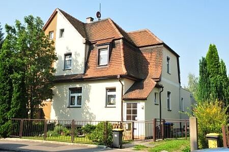 Stadtvilla mit einer frischen Fassade in Weiß