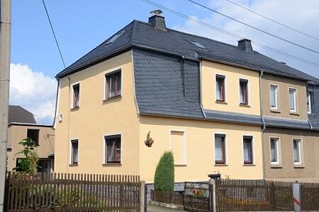 Doppelhaushälfte mit neuer cremefarbener Fassade