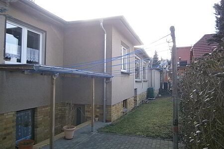 Großer Bungalow mit Souterrain und braun verputzter Fassade