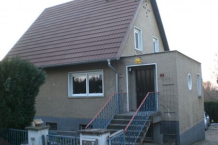 Grau-beiges Einfamilienhaus vor der Sanierung