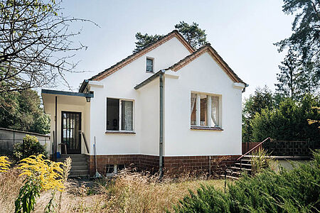 Wohnhaus in strahlendem Weiß nach der Fassadensanierung