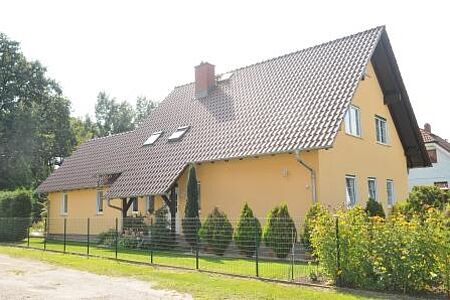 Wohnhaus mit frisch gestrichener Fassade in Orange