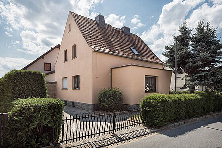 Einfamilienhaus in sonnigem Gelb