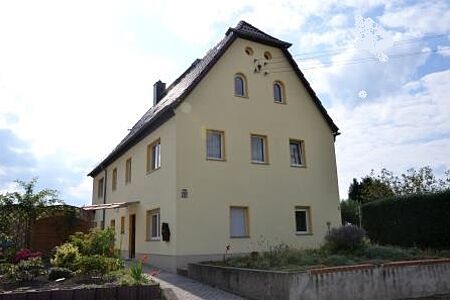 Mehrfamilienhaus mit frisch gestrichener Fassade in sehr hellem Gelb