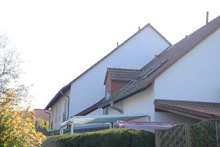 Strahlend weißes Wohnhaus in einer Siedlung