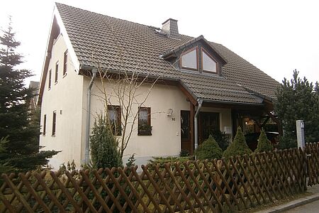 Wohnhaus mit Fassaden in sehr hellem Pastellorange