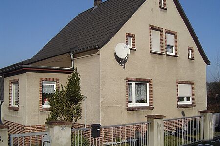 Wohnhaus mit hellbraunem Putz