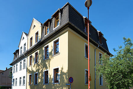 Mehrstöckiger Wohnkomplex mit weißer und gelber Fassade