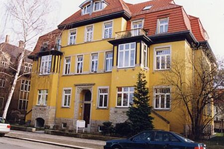 Mehrfamilienhaus nach Malerarbeiten, Fassadensanierung und Sandsteinreinigung