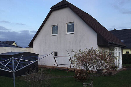 Wohnhaus mit stark verschmutzter weißer Fassade