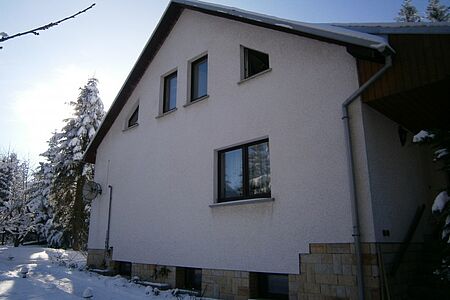 Wohnhaus mit weißer Fassade vor deren Sanierung