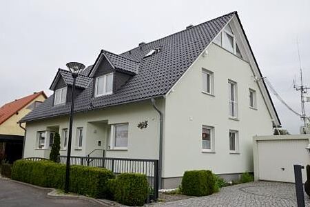 Doppelhaus mit frischer mintgrüner Fassade