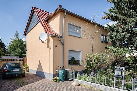 Wohnhaus mit heller, apricot gestrichener Fassade