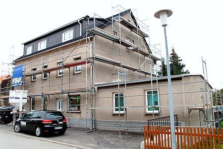 Großes Einfamilienhaus mit Baugeländer von FIRA® rundherum