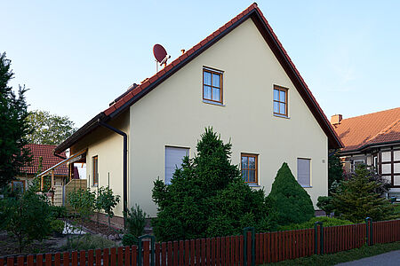 Wohnhaus mit frischer Fassade in sehr hellem Pastellgelb