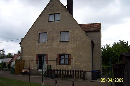 Haus mit fleckiger Fassade vor der Sanierung