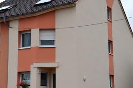 Mehrfamilienhaus mit frisch gestrichener Fassade