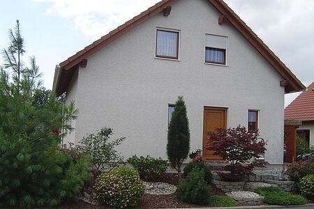 Großes, weißes Einfamilienhaus vor der Fassadensanierung