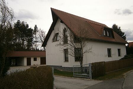 Wohnhaus mit veralteter Fassade in verwittertem Weiß