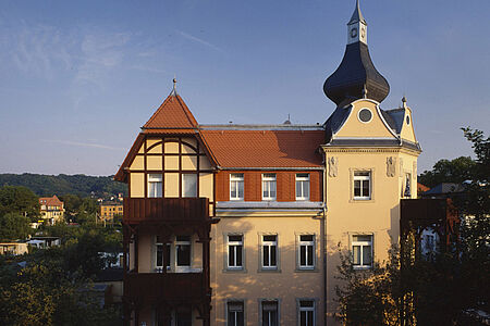 Saniertes Mehrfamilienhaus mit Turmspitze