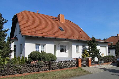 Weißes Einfamilienhaus vor der Fassadensanierung