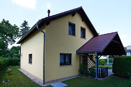 Pastellgelbes Einfamilienhaus