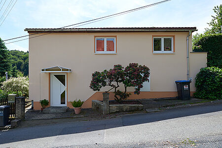 Bungalow mit sehr heller Fassade in einem Pastellorangeton