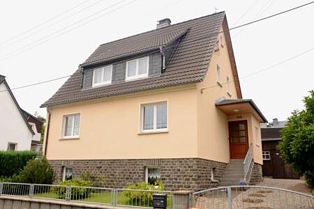 Einfamilienhaus mit frischer Fassade in Apricot