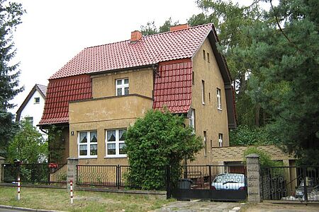 Braunes Haus mit Mansardendach