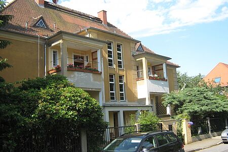 Mehrfamilienhaus mit Balkonen vor der Fassadensanierung