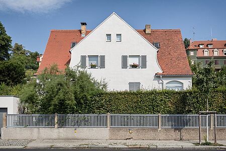 Ebenmäßig weißes Doppelhaus nach der Fassadensanierung