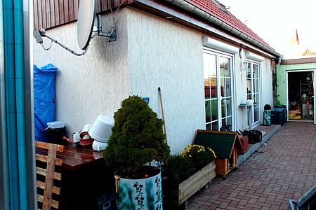 Einfamilienhaus mit weißer Fassade