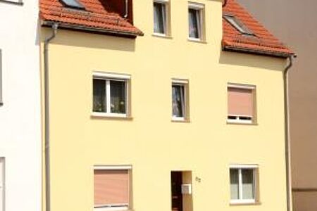 Reihenhaus für zwei Haushalte mit hellgelber Fassade