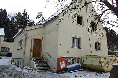 Beiges Einfamilienhaus vor der Sanierung