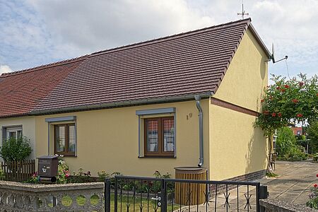 Doppelhaushälfte mit einem Stockwerk und gelber Fassade