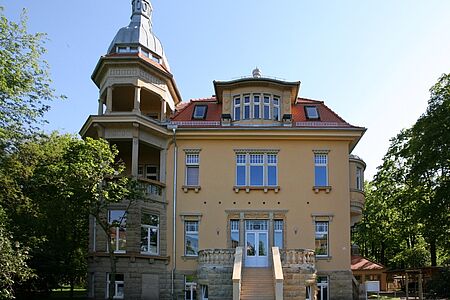 Sanierte Villa mit Erkerturm und Treppenaufgang
