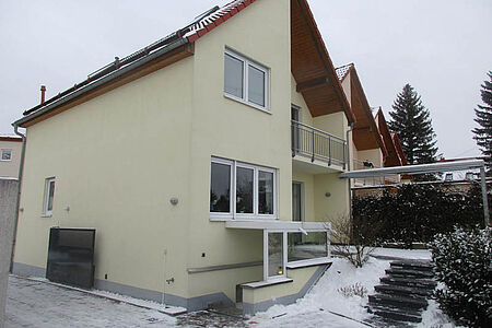 Wohnhaus mit veralteter, gelblicher Fassade