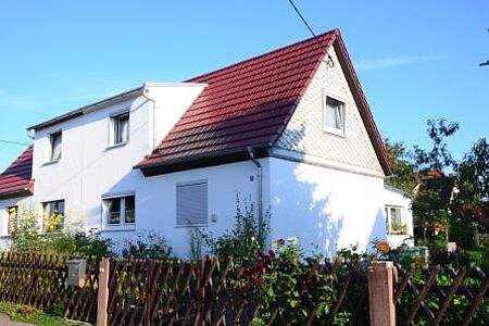 Strahlend weißes Doppelhaus