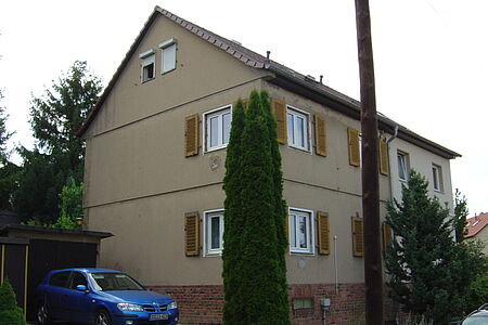 Reihenhaus mit alter Fassade in hellem Grau-Braun