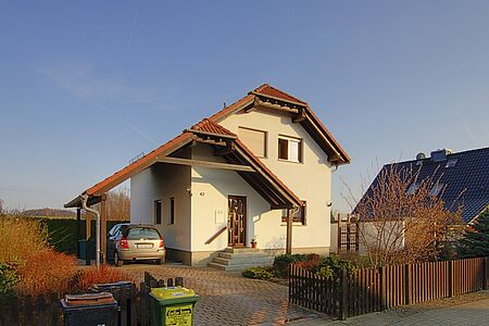Einfamilienhaus mit angrenzendem Carport und SPS Spezialputzfassade