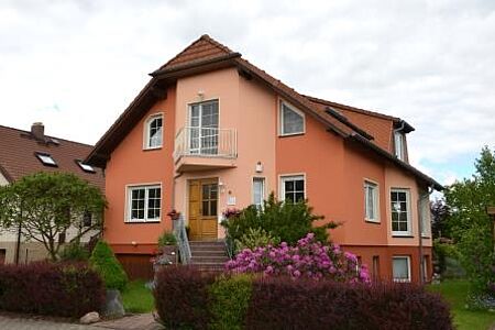 Mehrstöckige Villa mit Fassade in Orangetönen