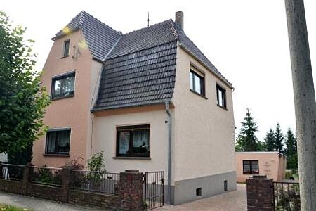 Großes Haus mit frischer Fassade in verschiedenen Rosatönen