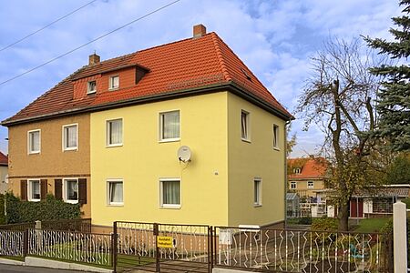 Doppelhaus mit zwei verschiedenen Farben bei der Fassade