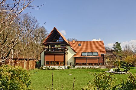 Wohnhaus mit frischer Fassade in sehr hellem Pastellgrün