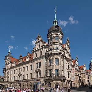 Dresdner Schloss vor blauem Himmel