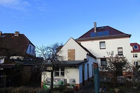 Wohnhaus mit weißer Fassade vor der Sanierung