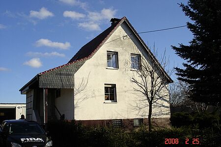 Einfamilienhaus mit Flecken auf heller Fassade
