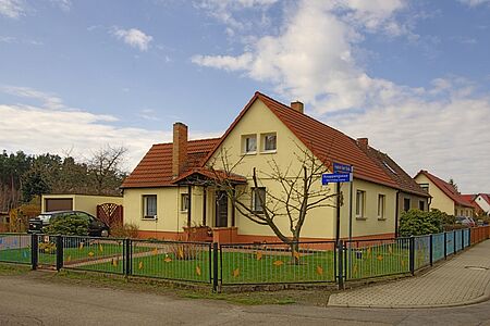 Pastellgelbes Einfamilienhaus mit frischer FBS Fassadenbeschichtung 
