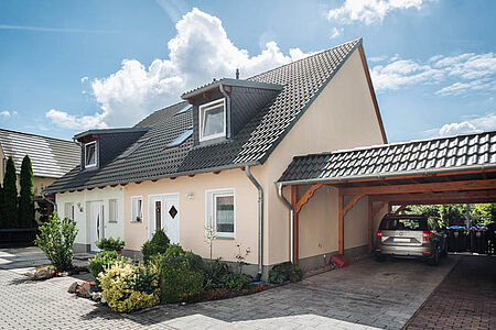 Doppelhaus mit Satteldach und Fassade in hellem Mintgrün und Apricot 